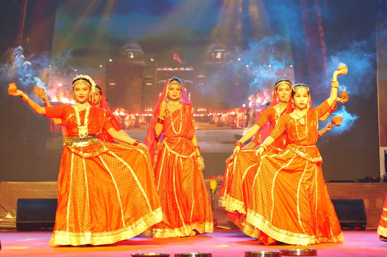 28 सीकेटीपी-6- परिचय- खजुराहो फिल्म फेस्टिवल में मंच से बुंदेली गीत संगीत प्रस्तुत करतीं कलाकार