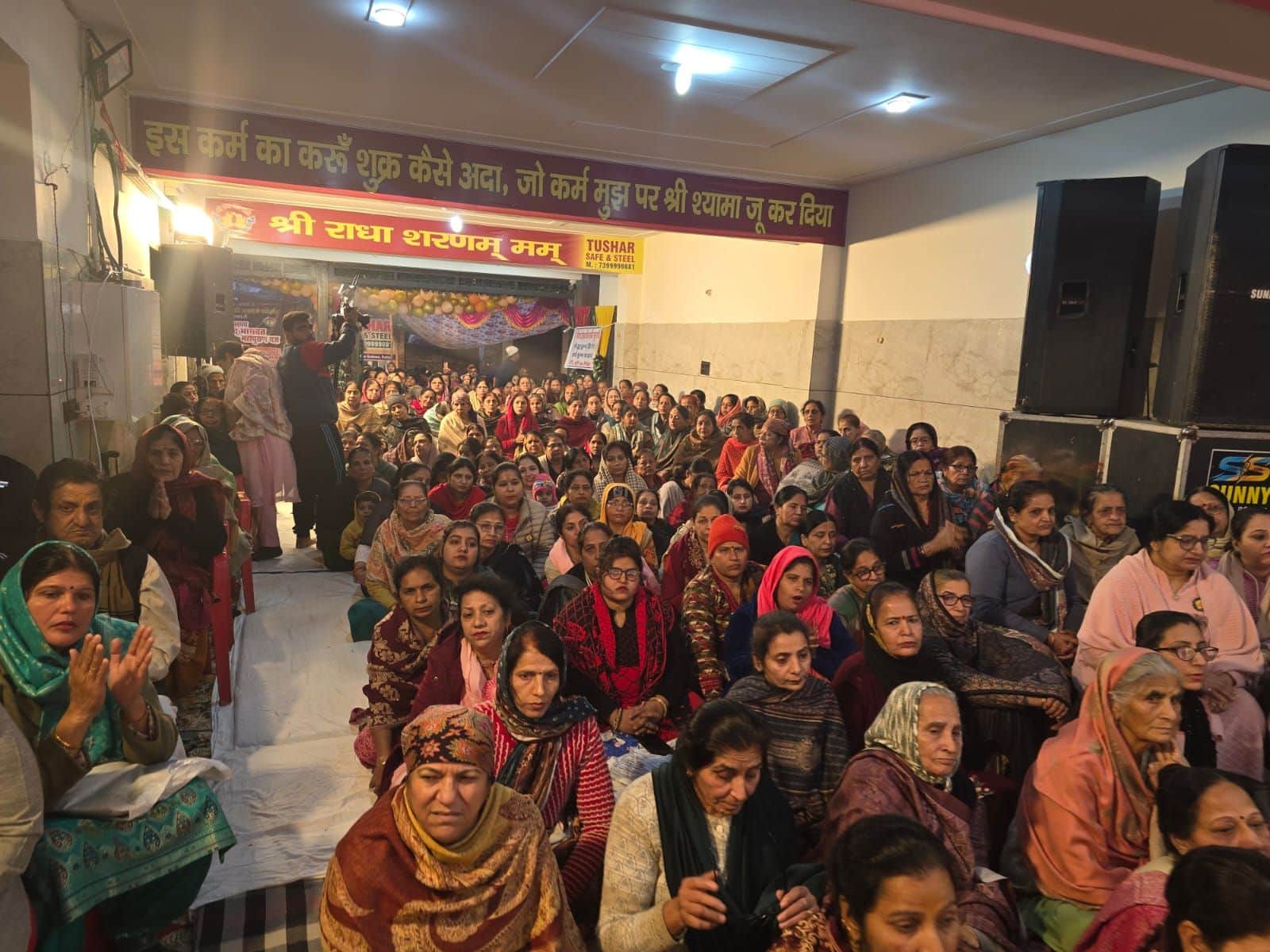 29...डीएलएफ काॅलोनी में श्रीमद्भागवत महापुराण यज्ञ कार्यक्रम में उपस्थित श्रद्धालु । स्रोत : श