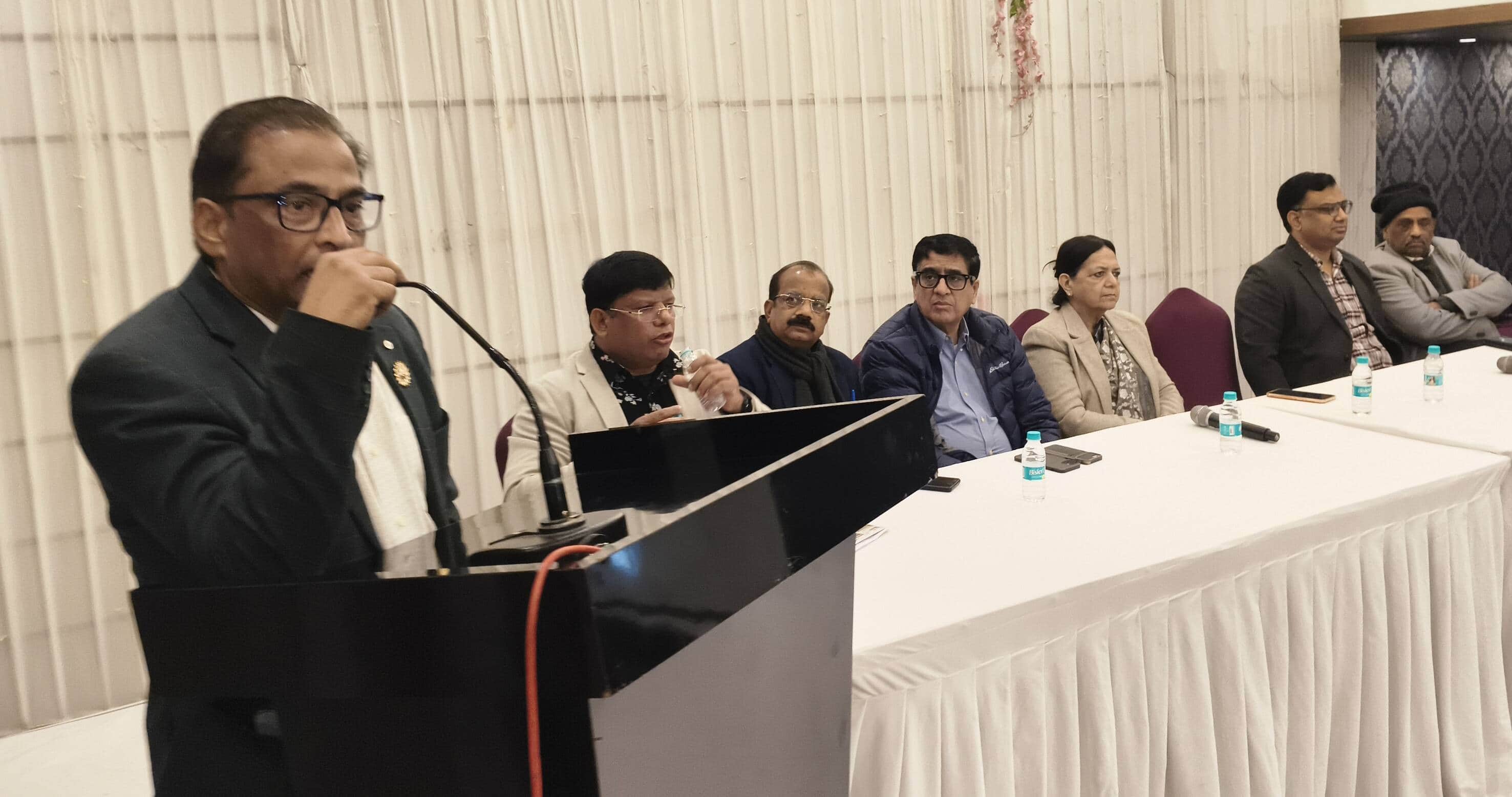 31-सिविल लाइन स्थित होटल में पत्रकारों से वार्ता करते आईएमए के पदाधिकारी व अन्य।-संवाद