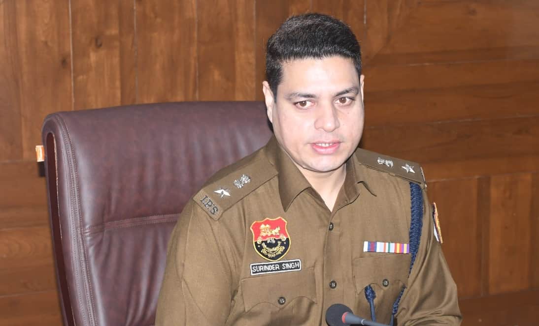 37...पत्रकारों से बात करते रोहतक के पुलिस अधीक्षक सुरेंद्र सिंह भाैरिया।