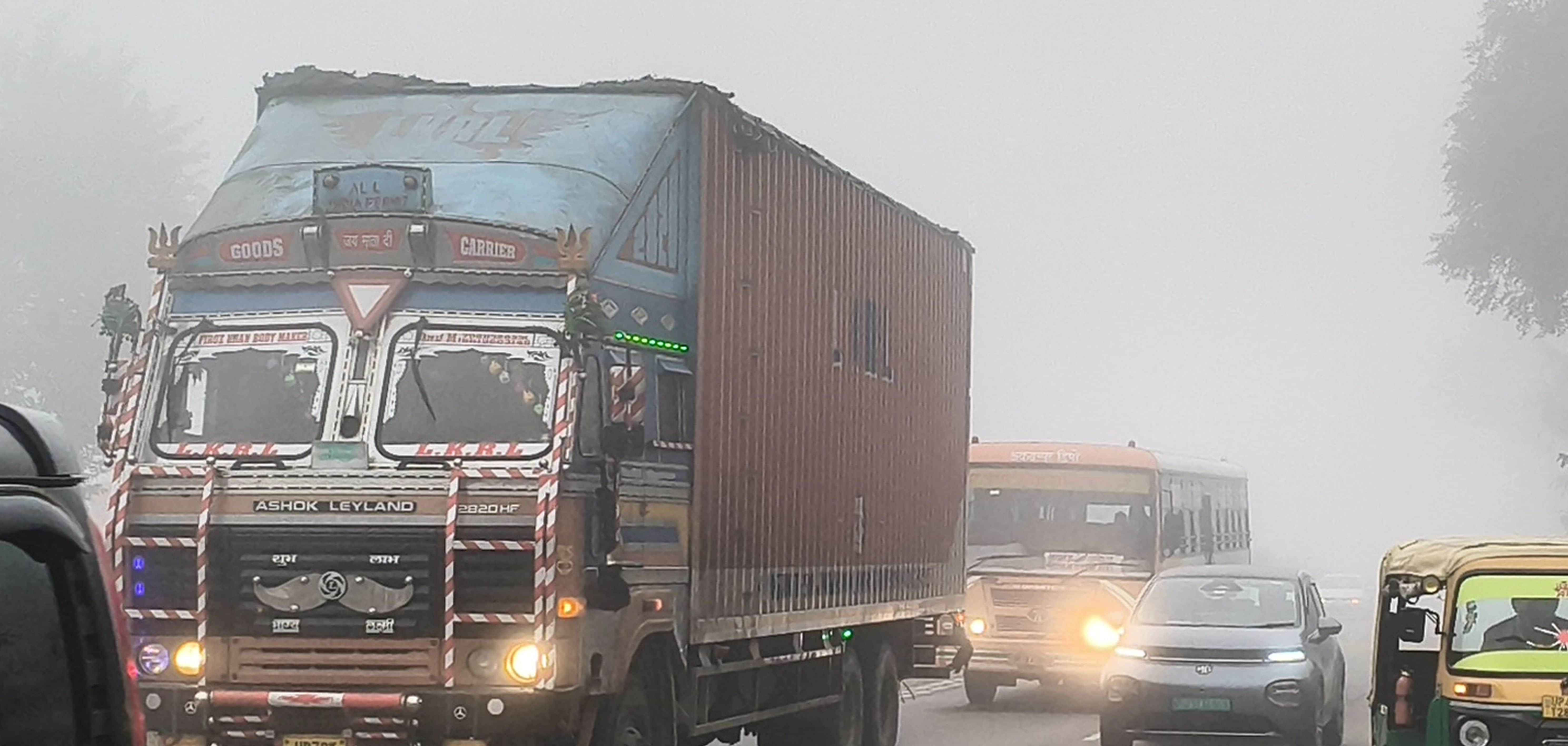 38-भोर में ठंड व कोहरे के बीच लाइट जलाकर गंतव्य की ओर जाते वाहन।-संवाद