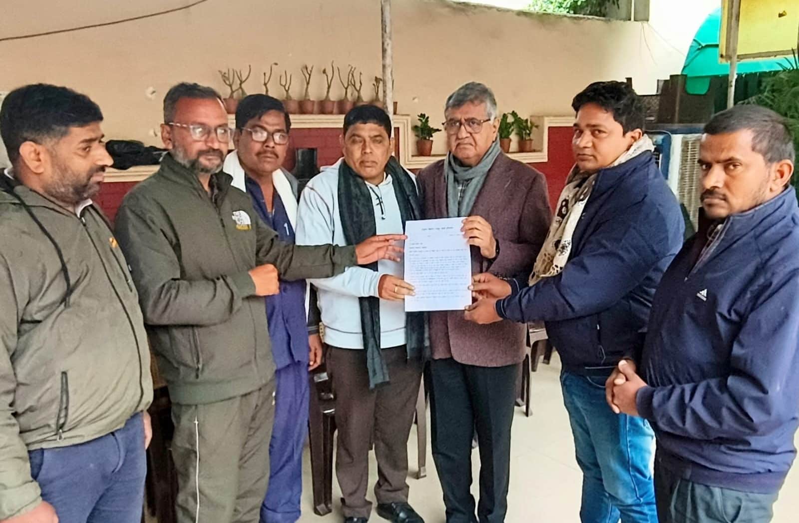 9.. सीटू ने भारत भूषण बतरा को ज्ञापन सोंपा। स्रोत: सीटू