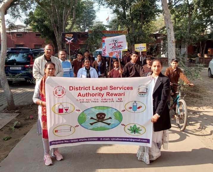 आमजन को नशा छोड़ने का संदेश के साथ स्कूल में रैली निकालते। स्रोत : स्कूल