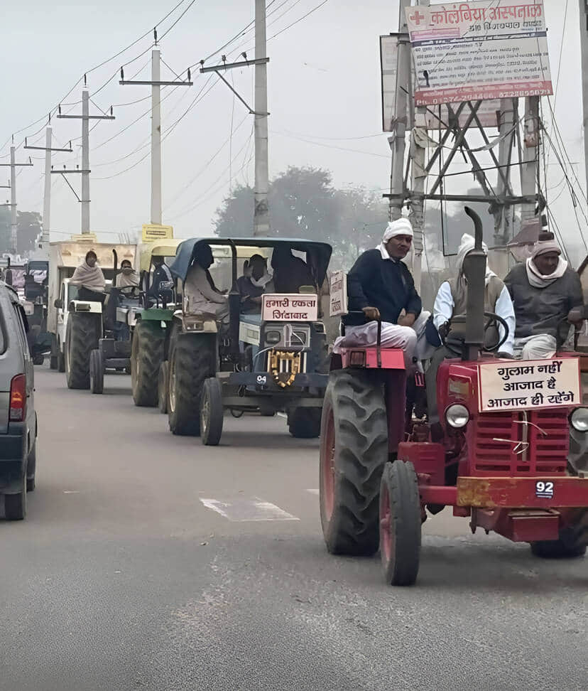 अस्पताल बनाने की मांग को लेकर ट्रैक्टर मार्च निकालते किसान। संवाद