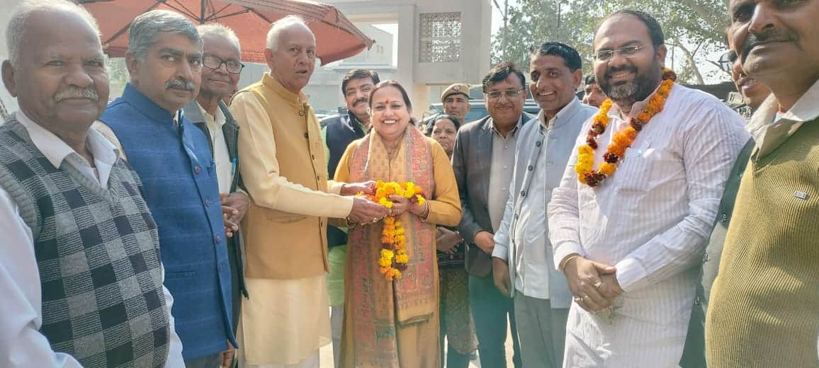 भाजपा जिलाध्यक्ष डॉ. वंदना पोपली का स्वागत करते लोग। स्रोत : प्रवक्ता