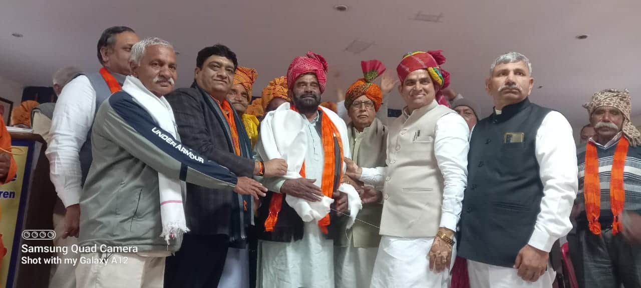 बाल भवन में आयोजित राज्य स्तरीय सम्मेलन में एक मंच पर आए नंबरदार। संवाद