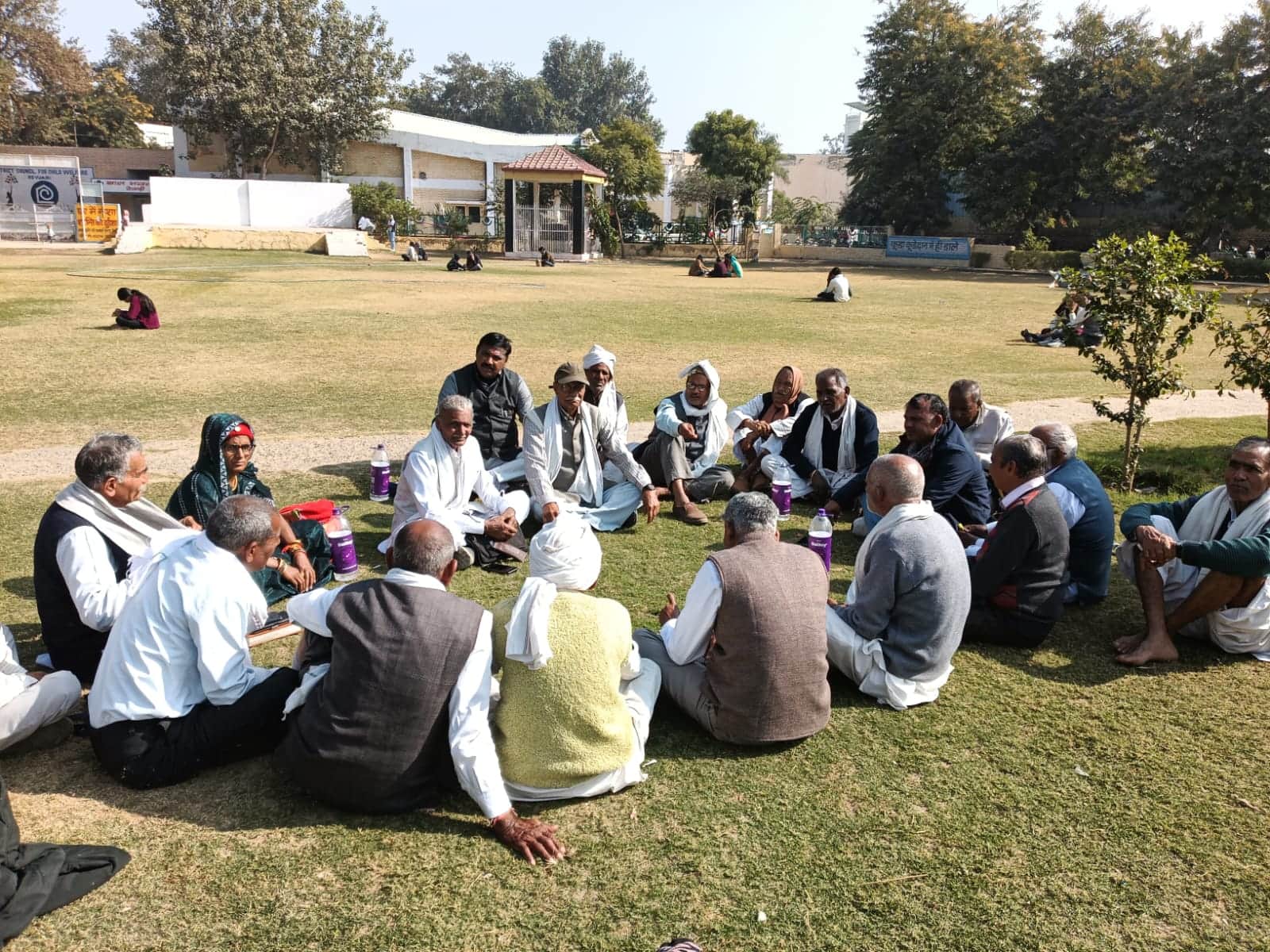 बाल भवन परिसर में आयोजित बैठक में बातचीत करते नम्बरदार। स्रोत: एसोसिएशन
