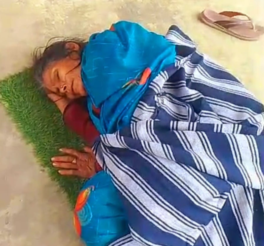 Crowd rushes for urea, woman standing in line faints