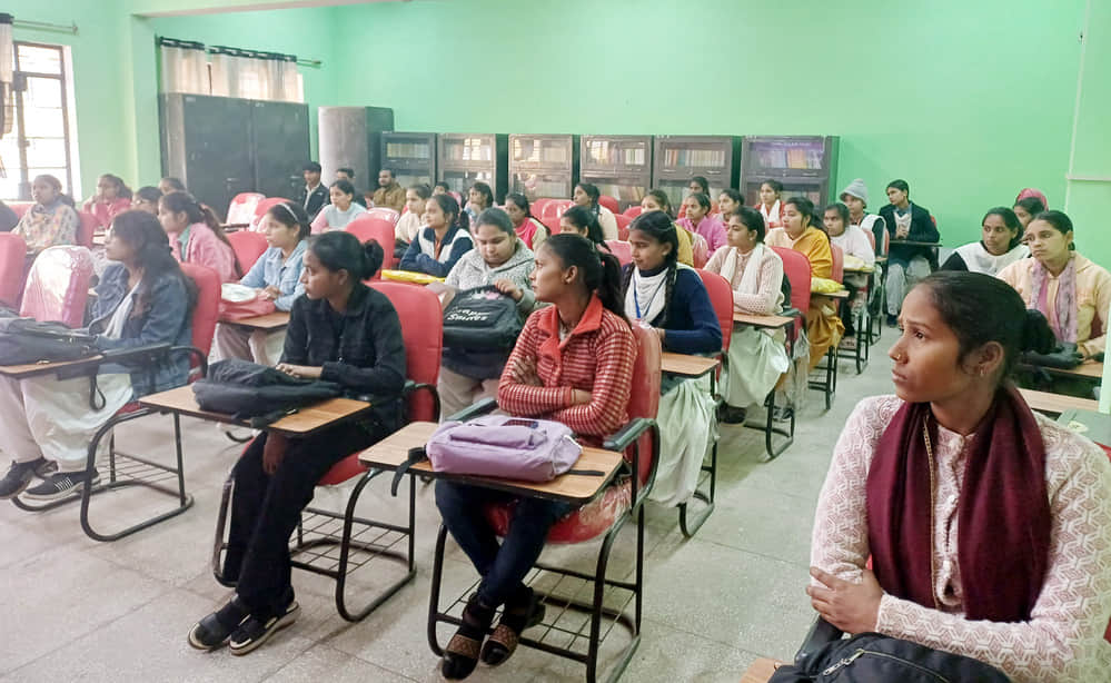 बिल्सी डिग्री कालेज में हुई प्रतियोगिताओं में हिस्सा लेती छात्राएं। संवाद