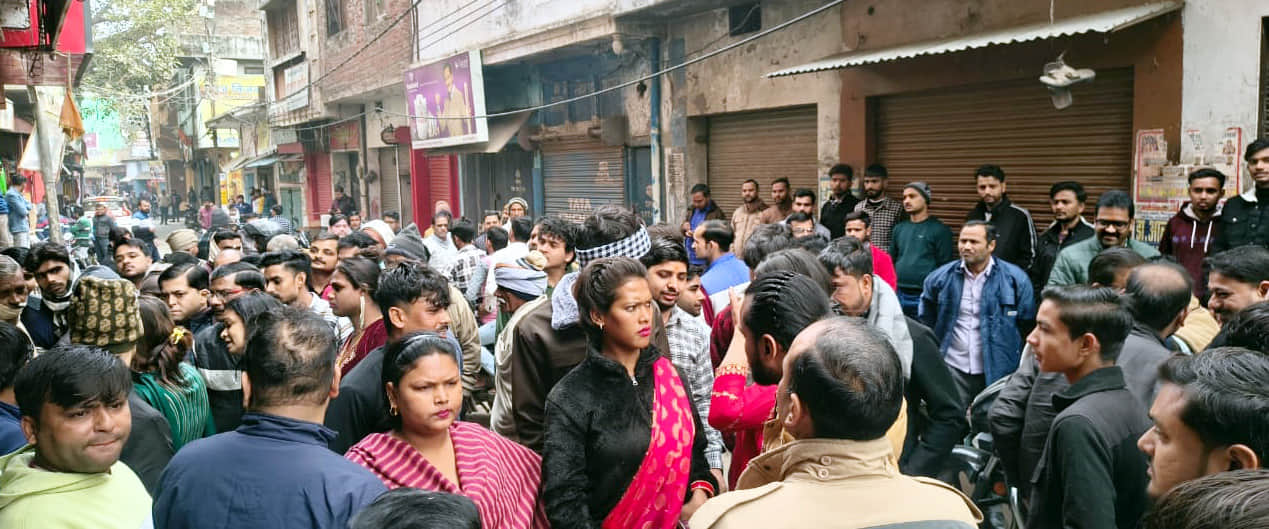 बिल्सी में बधाई को लेकर सड़क पर विवाद करते किन्नर। संवाद