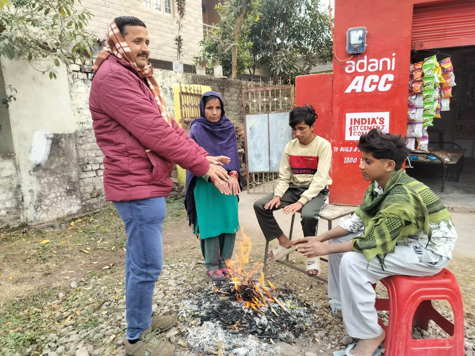 बिलावर में सर्दी बढ़ने पर आग सेकते लोग