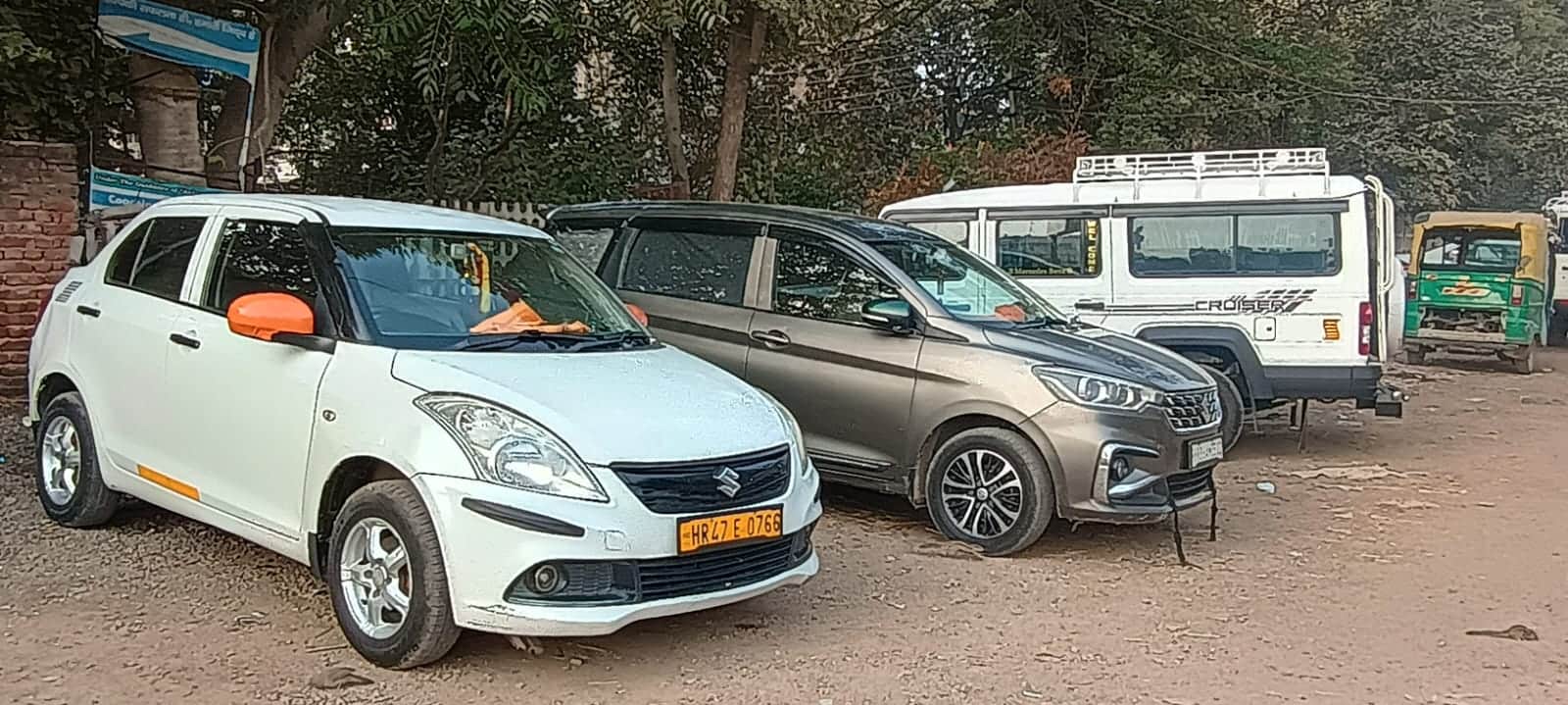 ब्रास मार्केट स्थित टैक्सी स्टैंड पर खड़ी गाड़ियां। संवाद