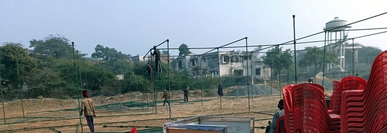 The stage is being prepared for Kisan Diwas and Kisan Mela in Bateshwar.