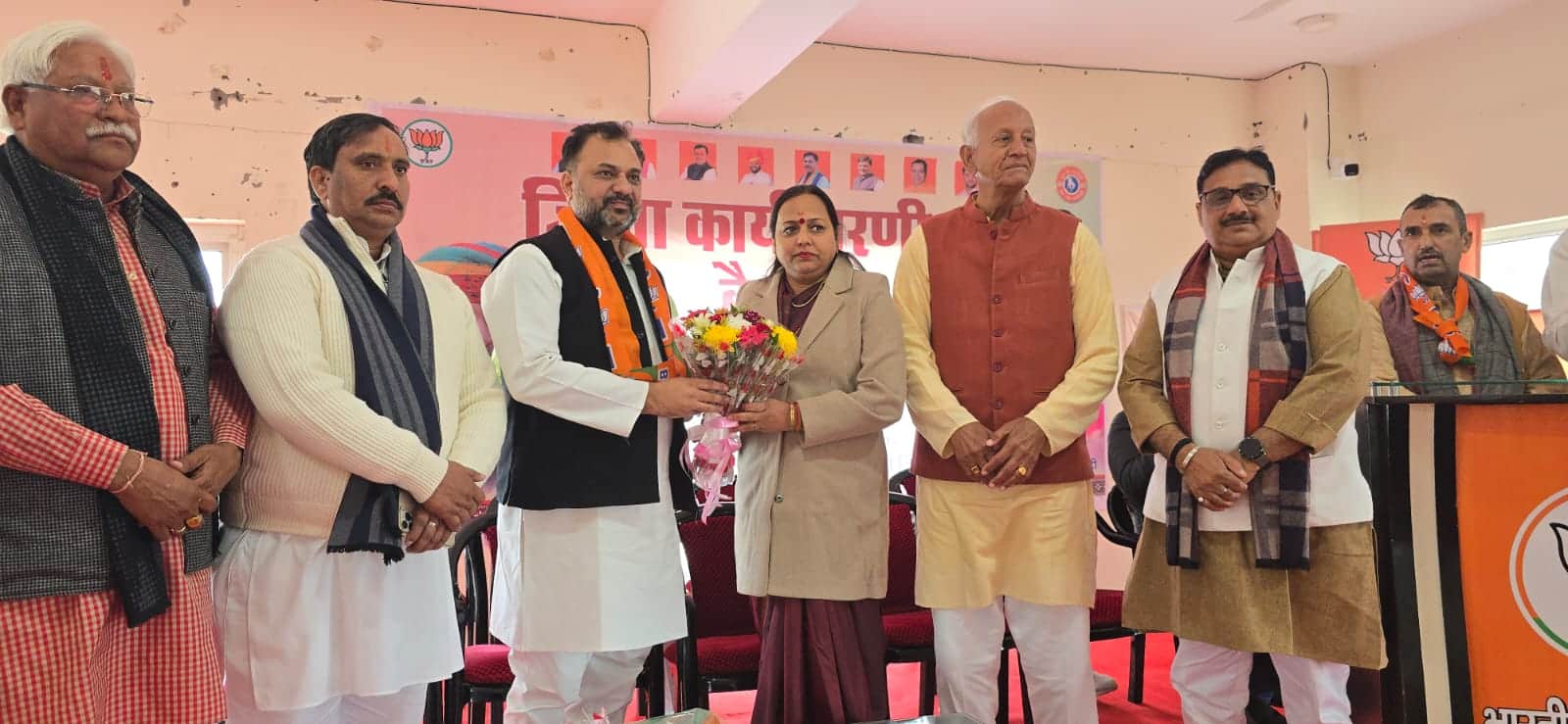 बैठक में पहुंचने पर भाजपा जिला अध्यक्ष डॉ. वंदना पोपली का स्वागत करते नेता। स्रोत : प्रवक्ता