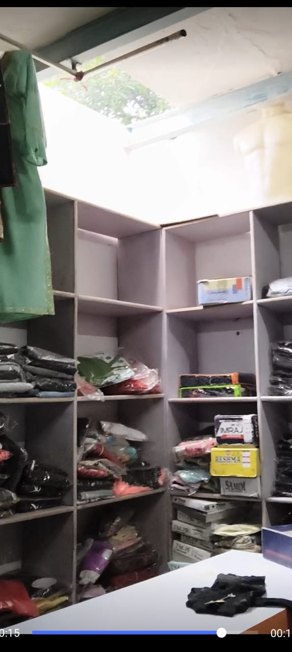 Goods worth lakhs including cash stolen by cutting the roof of the shop