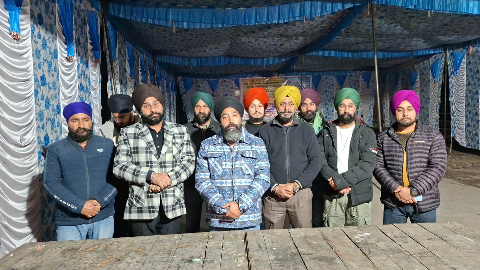 चार साहिबजादों के शहीदी पर्व पर दूध का लंगर लगाए जाने की जानकारी देते हुए संवाद