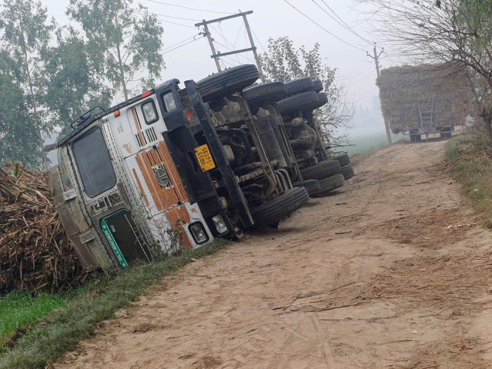 चौसाना में पलटा गन्ने से भरा ट्रक । संवाद