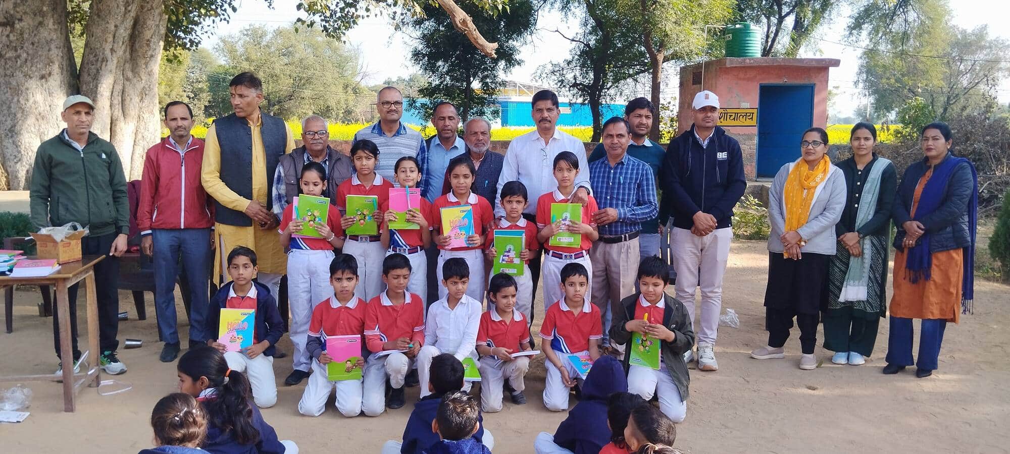 चित्र 09 शिक्षा की सवामणी में प्रसाद ग्रहण करते बच्चे। संस्थ