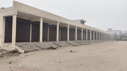 Only 8 out of 21 shops in the auto market received bids