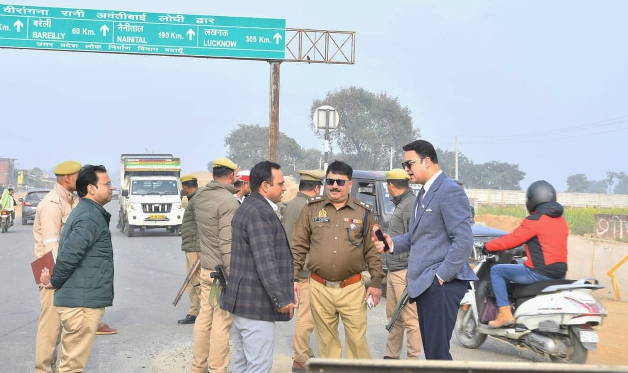 The District Magistrate and Senior Superintendent of Police inspected the Badaun bypass to assess road safety in foggy conditions.