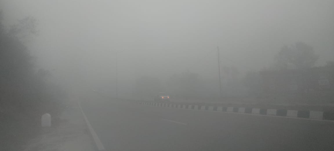 Dense fog on the four-lane increased the problems of the drivers.