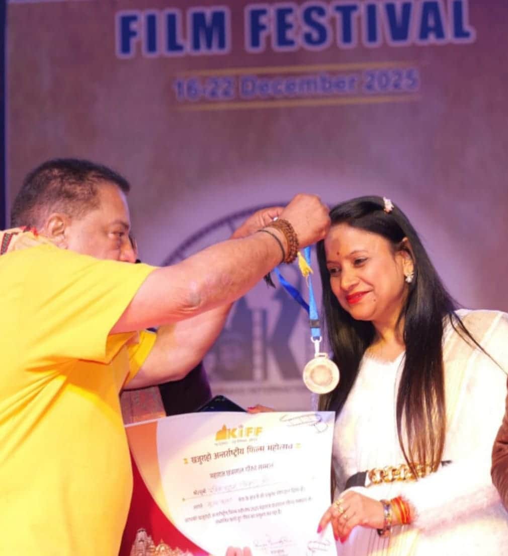 फोटो - 01 खजुराहो अन्तर्राष्ट्रीय फिल्म महोत्सव में बांदा की नृत्य निर्देशक रश्मि गुप्ता को मैड