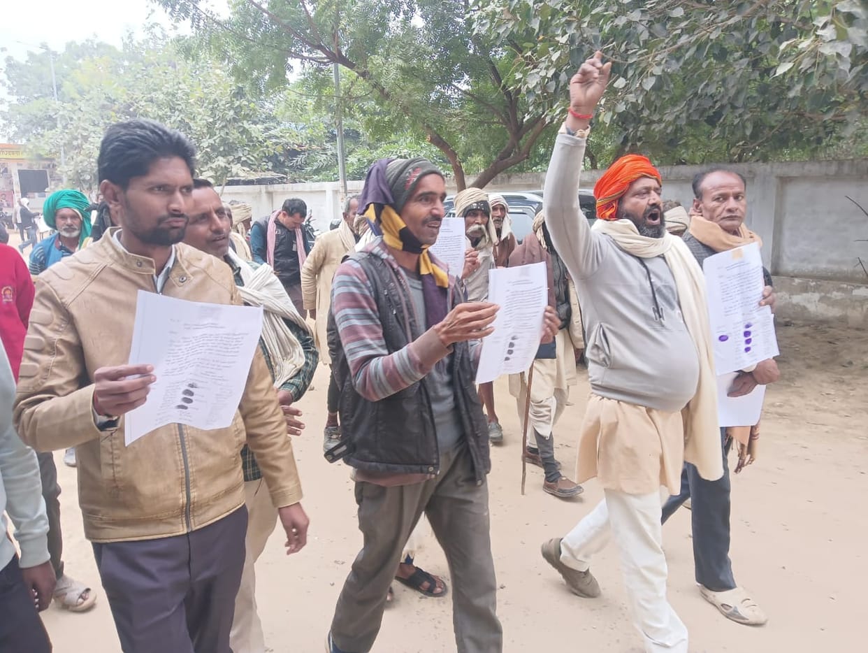 Farmers angry over stray cattle, submit memorandum to SDM