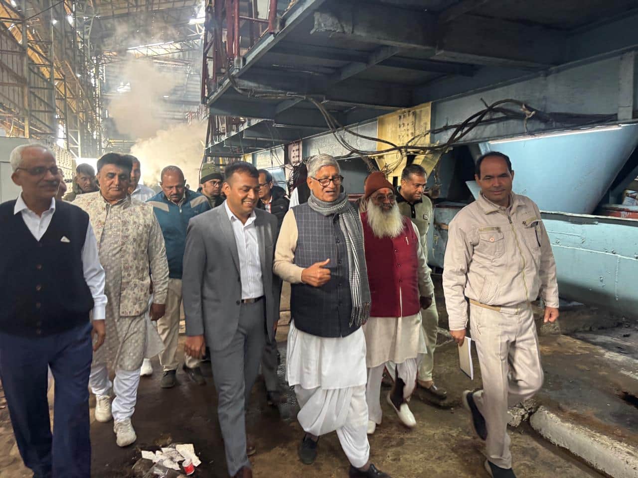 फोटो 03 महम अधिकारियों संग शुगर मिल दौरा करते सांसद रामचंद्र जांगड़ा  संवाद