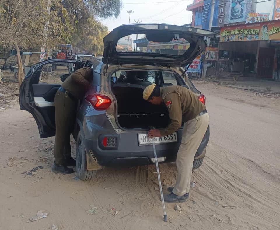 फोटो 08 वाहनों की चेकिंग करते पुलिस कर्मचारी। पुलिस