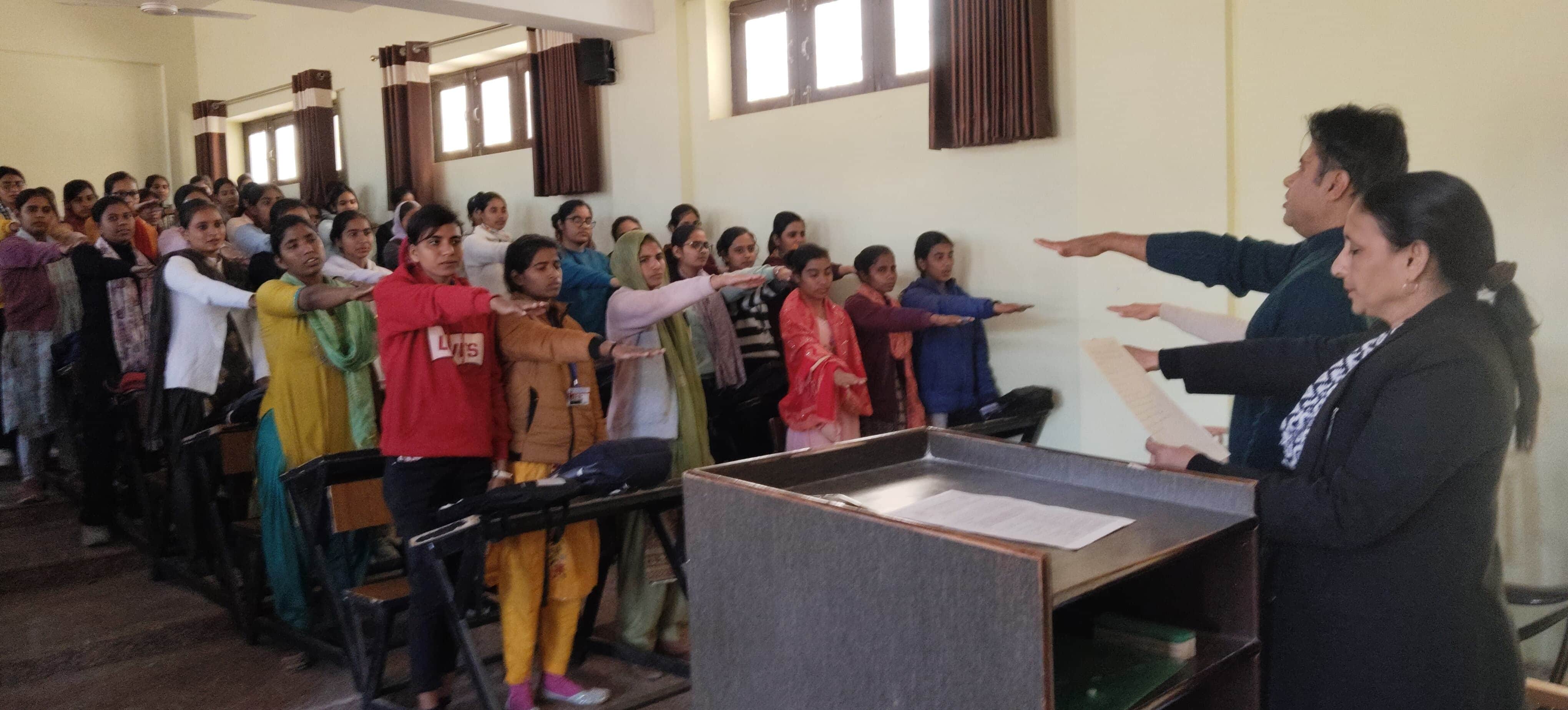 फोटो 16विद्यार्थियों को नशे से दूर रहने की शपथ दिलाती गिरिबाला यादव। डीआईपीआरओ