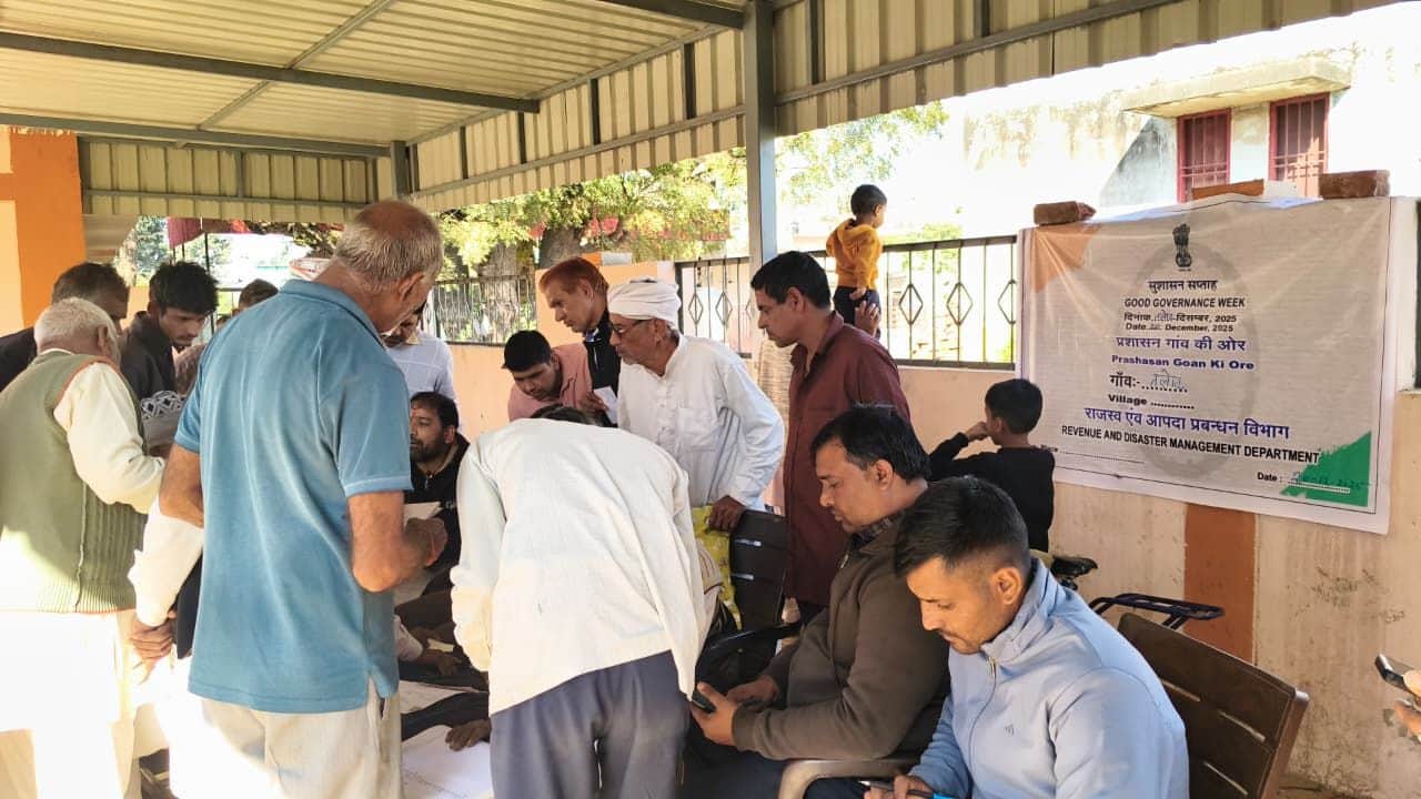 फोटो 18तलोट गांव में नागरिकों की समस्याएं सुनते तहसील अधिकारी। डीआईपीआरओ