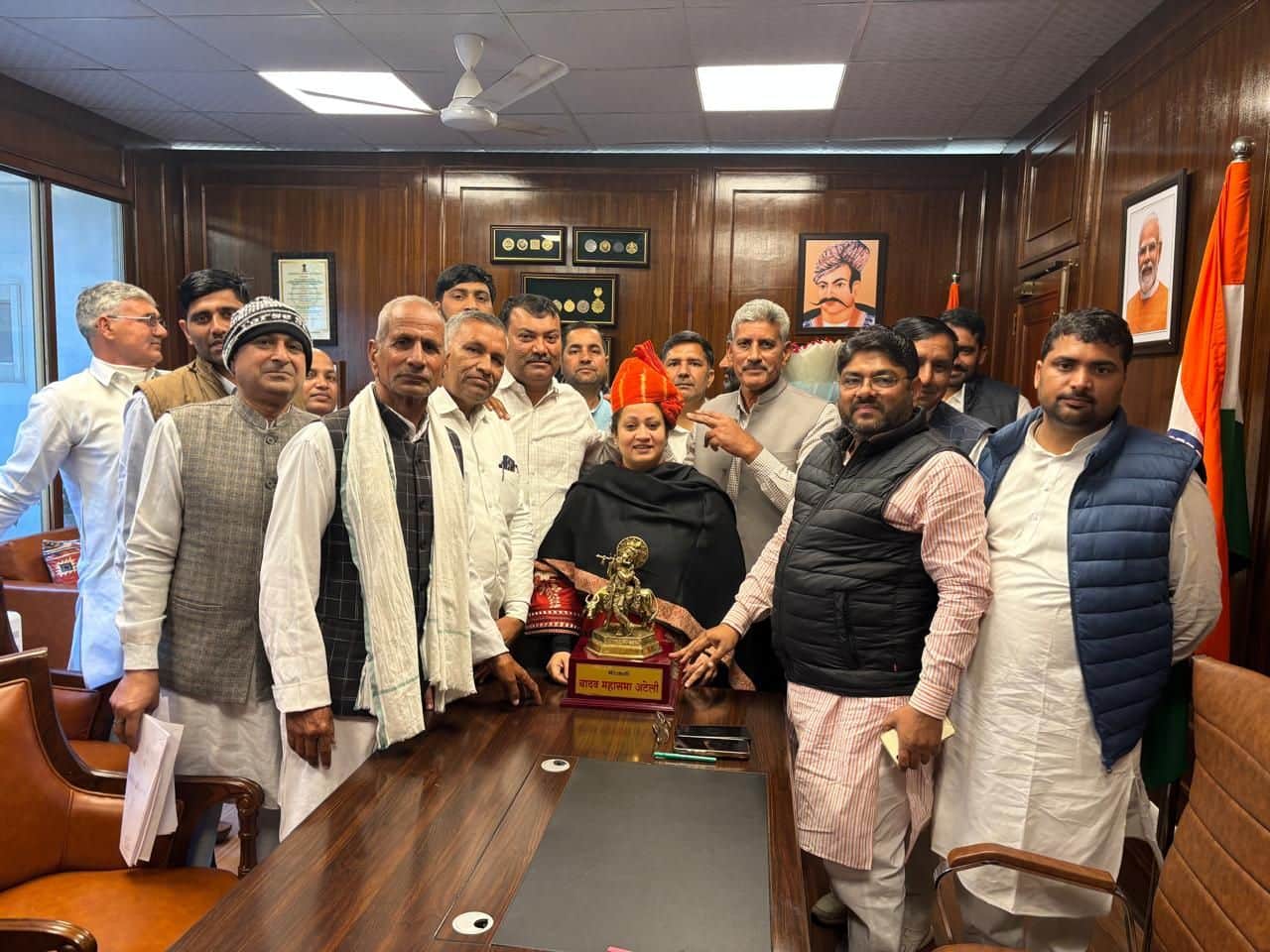 फोटो 19प्रधान विकास यादव के नेतृत्व में स्वास्थ्य मंत्री से भेंट करते। स्वयं