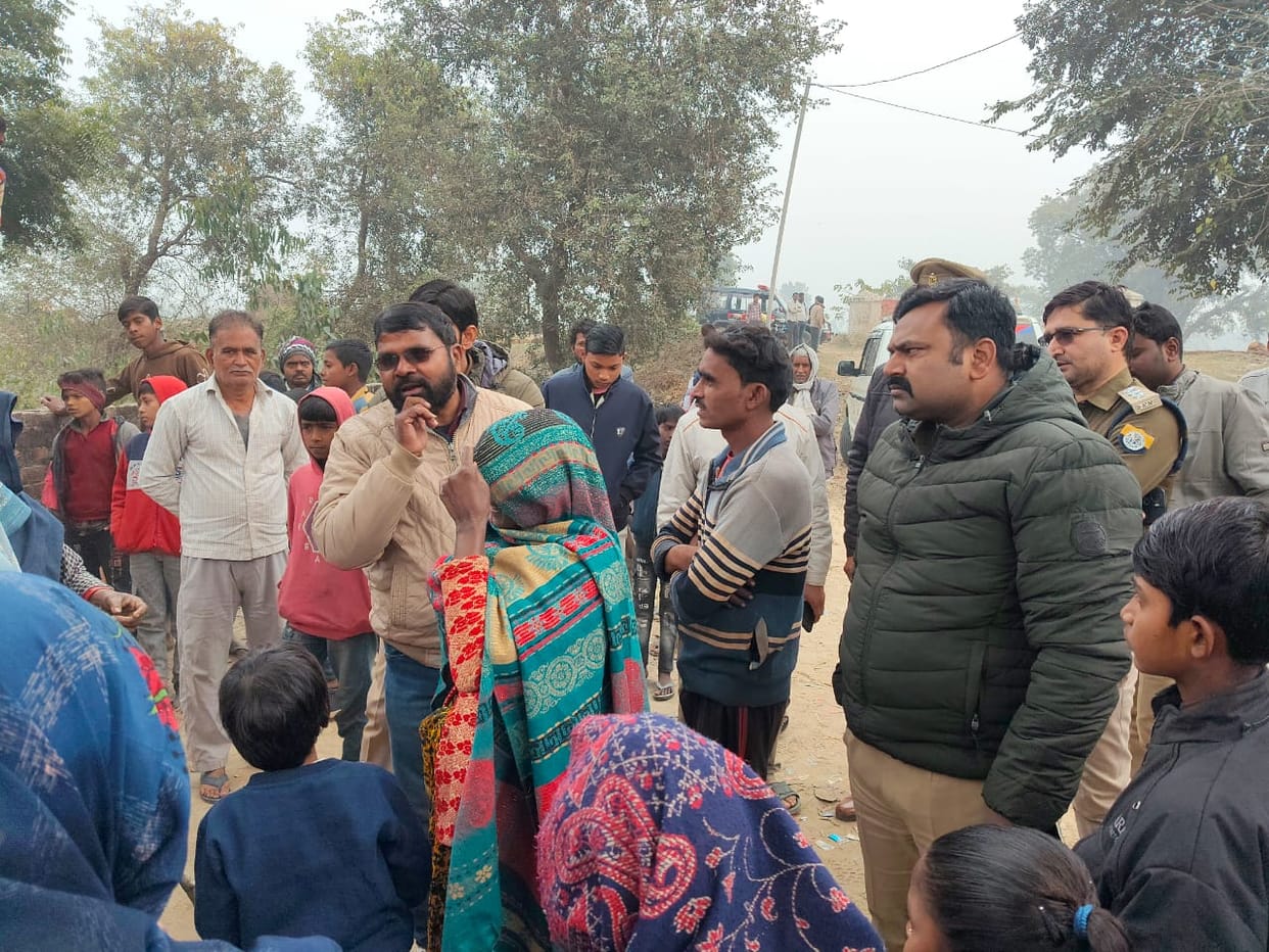 There's a liquor shop inside the village, making it difficult to even sleep... Women protested to have the shop removed.