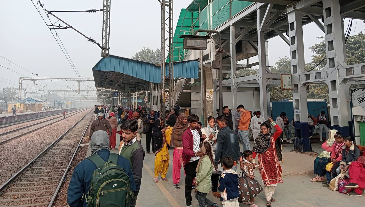 Trains derailed, Amrapali and Unchahar Express arrived 10 hours late.
