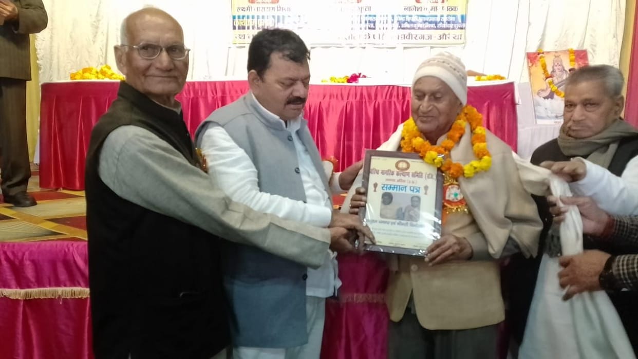 Elderly people were honored on the foundation day.