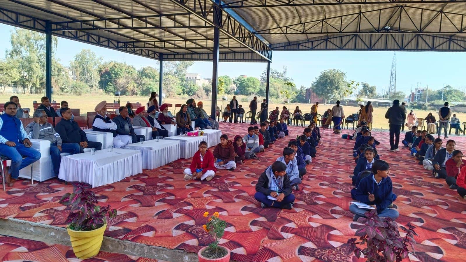 फोटो नंबर-03वीर बाल दिवस कार्यक्रम में मौजूद अतिथिगण व विद्यार्थी। संवाद