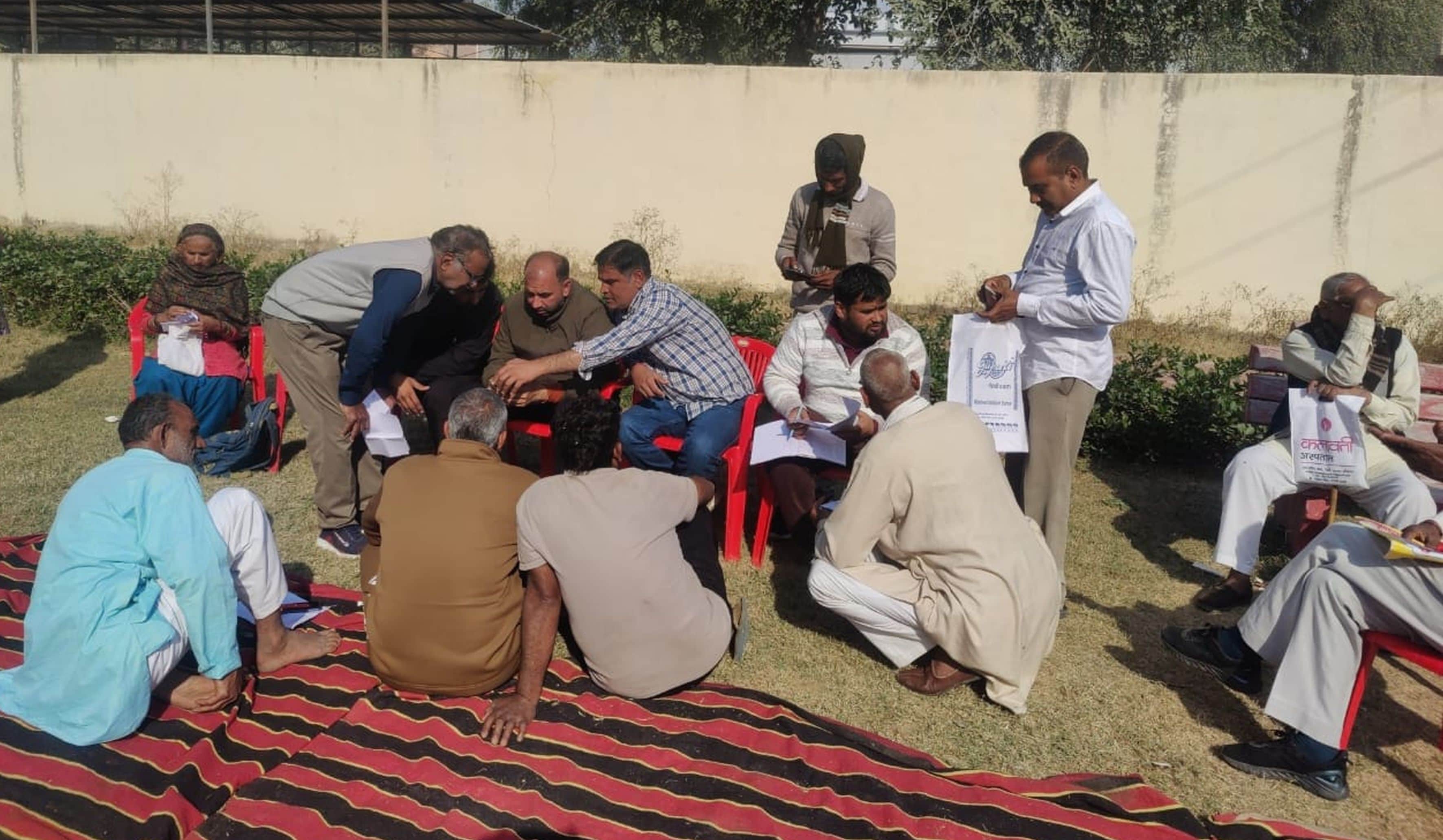 फोटो संख्या:60 कनीना में रजिस्ट्री करवाते किसान। संवाद