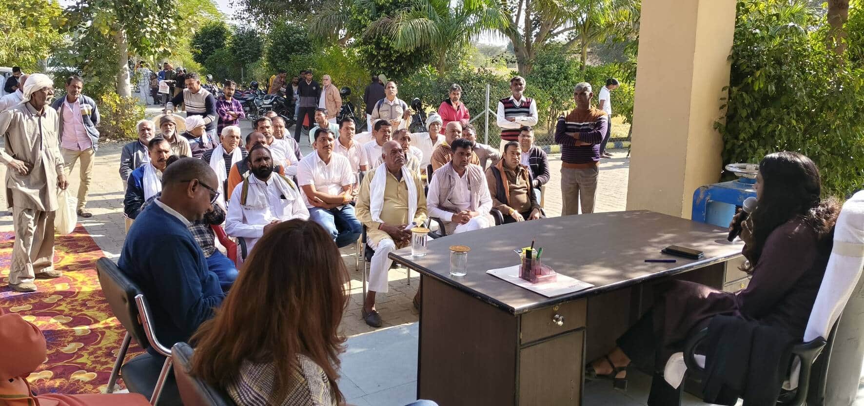 फोटो संख्या:61 सतनाली में ग्रामीणों को सरकारी योजनाओं की जानकारी देतीं एसडीएम कनिका गोयल। स्रोत