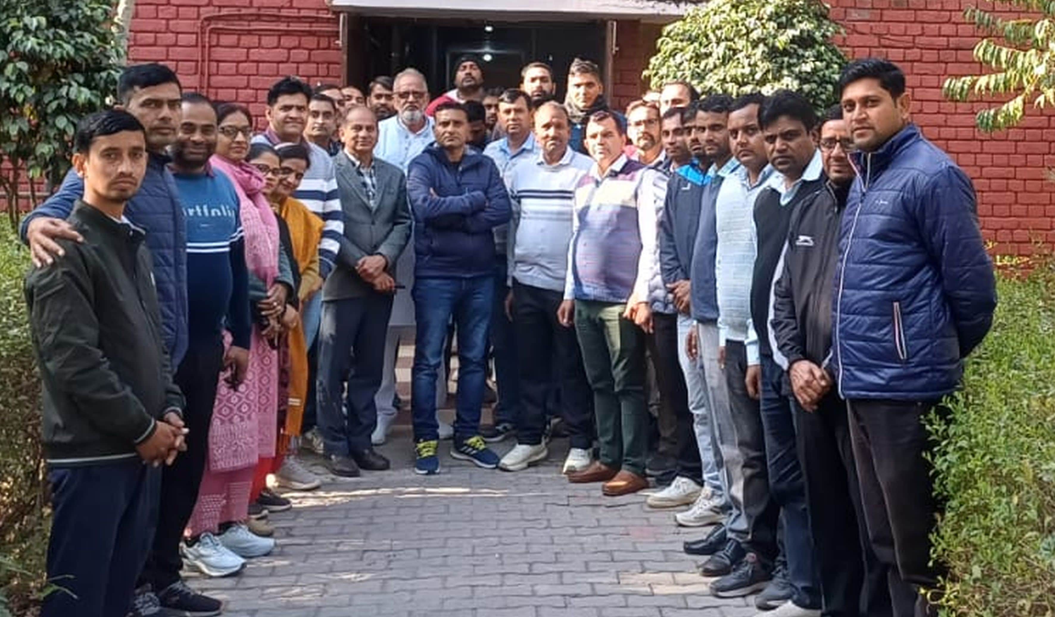 फोटो संख्या:64 शहर स्थित डायट में मौजूद शिक्षक व संस्थान पदाधिकारी। स्रोत: संस्थान