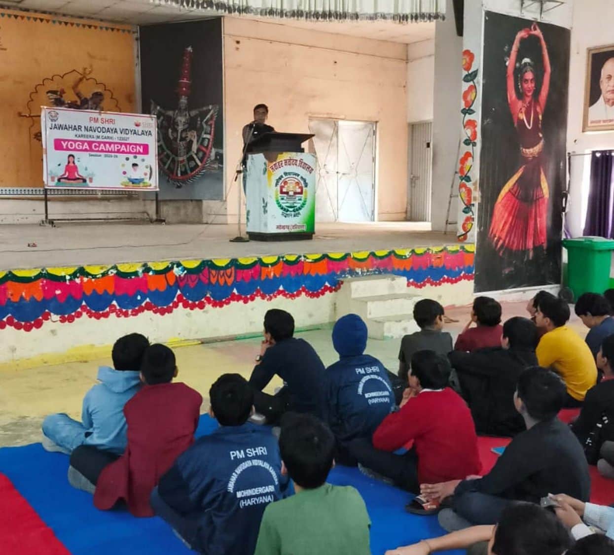 फोटो संख्या:71- जवाहर नवोदय विद्यालय करीरा में विद्यार्थियों  को  संबोधित करते प्राचार्य---स्