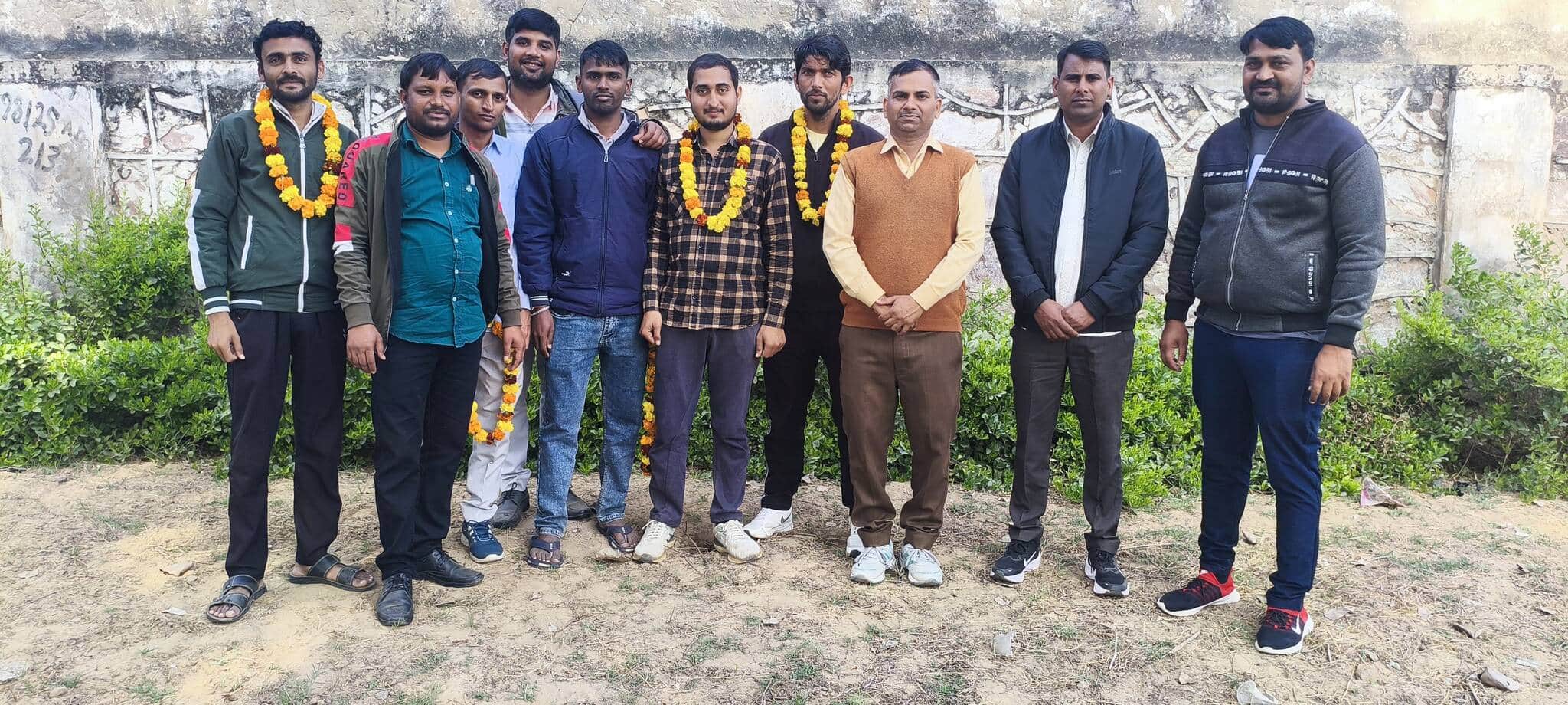 फोटो संख्या:73- कनीना में हरियाणा पंचायत कंप्यूटर ऑपरेटर संघ के नई कार्यकारिणी को माला पहनाकर ब