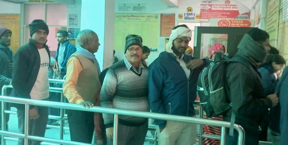 फोटो04जिला अस्पताल में पर्चा बनवाने के लिए काउंटर पर लगी भीड़। संवाद