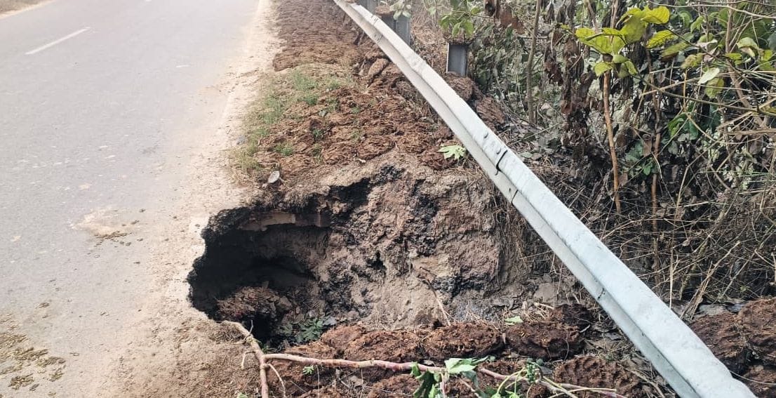 Drive carefully on the Amarpur-Kali River bridge route in the fog.
