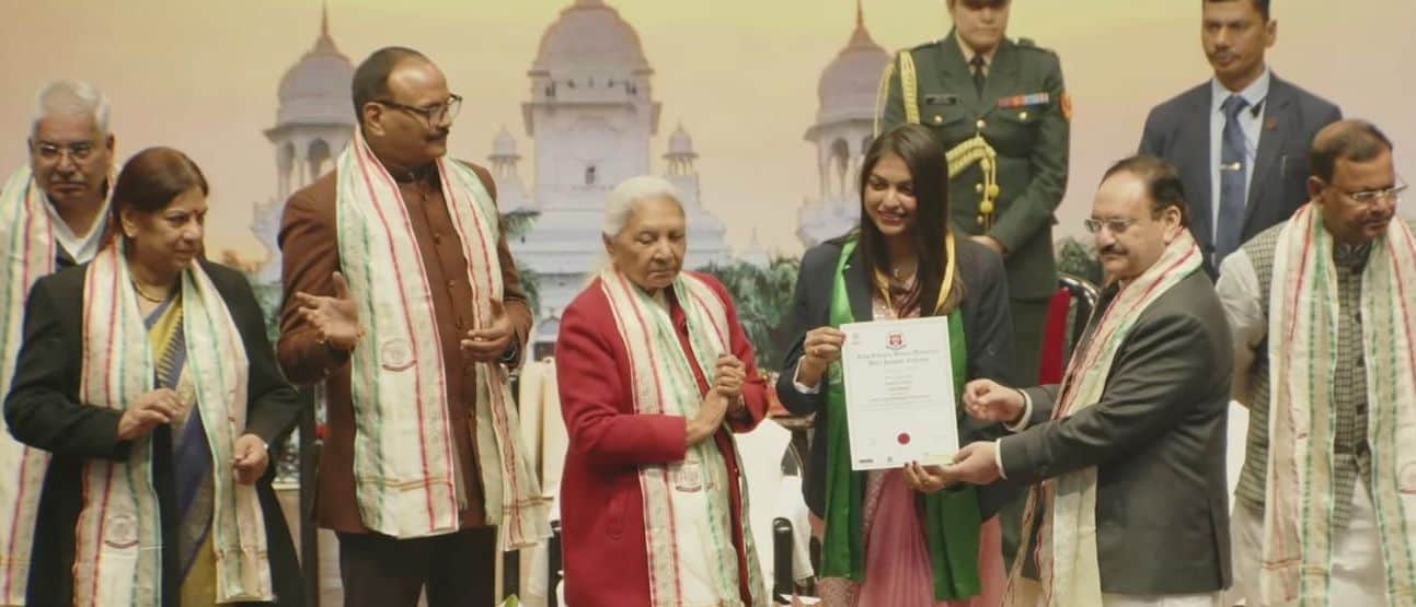 फोटो14लखनऊ केजीएमसी कॉलेज में आयोजित दीक्षांत समारोह में  डॉ.दीक्षा गुप्ता को सम्मानित करतीं 