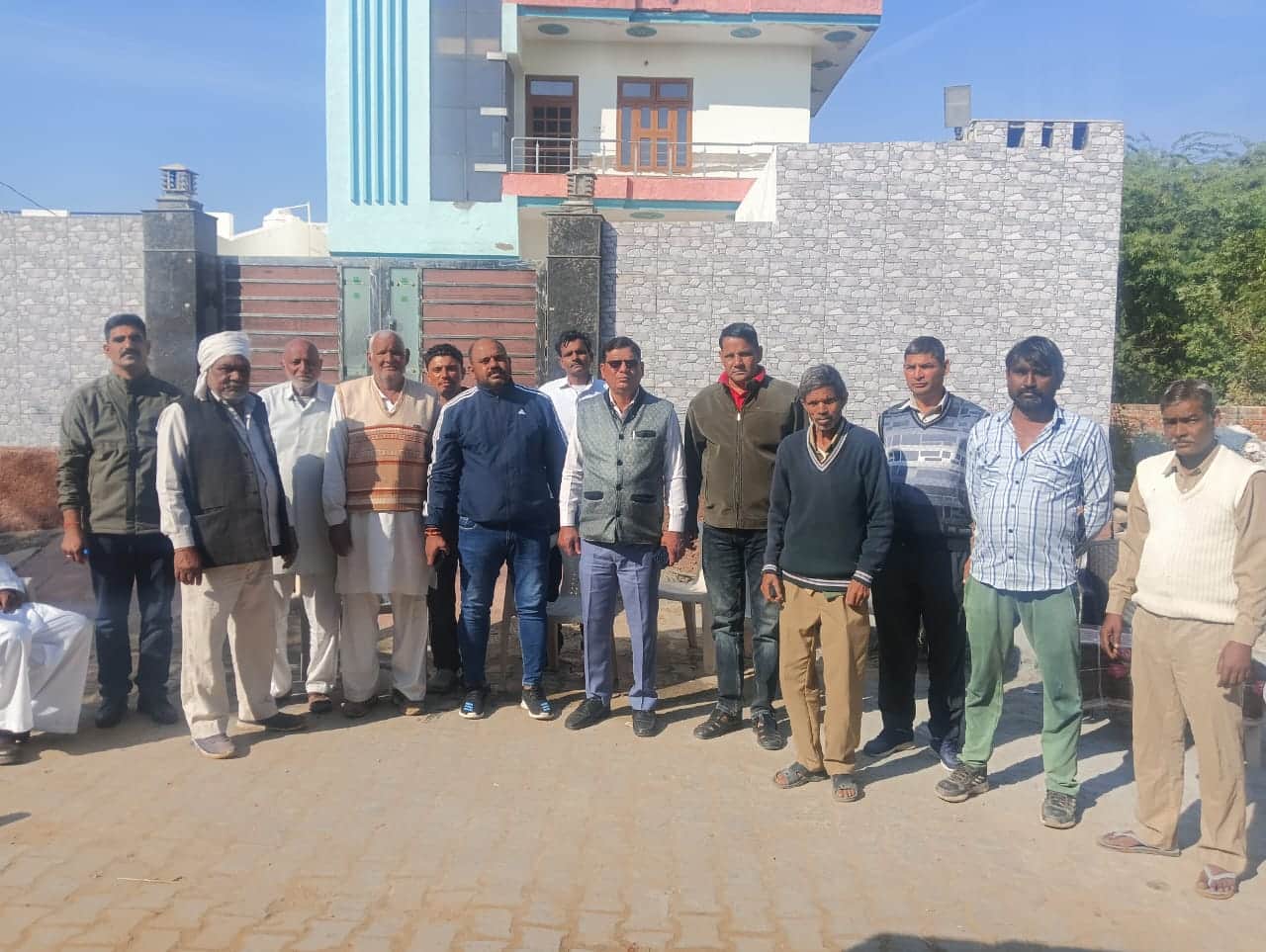 ग्रामीणों को नशे के दुष्प्रभाव बारे जागरूक करती नशा मुक्त टीम। स्रोत : पुलिस