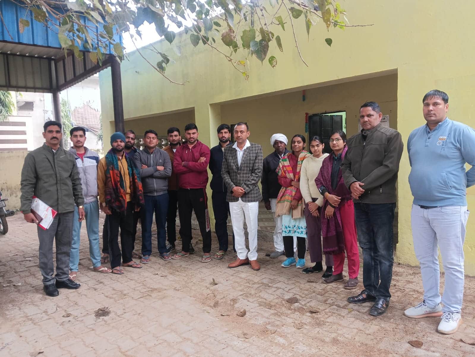 ग्रामीणों को नशे से दूर रहने के लिए प्रेरित करती टीम। स्रोत : पुलिस