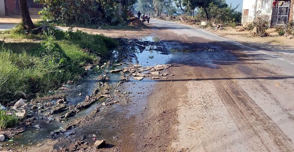 गांव कढू भवानीपुरा में मुख्य सड़क पर बने गड्ढे में जमा गंदा पानी। संवाद