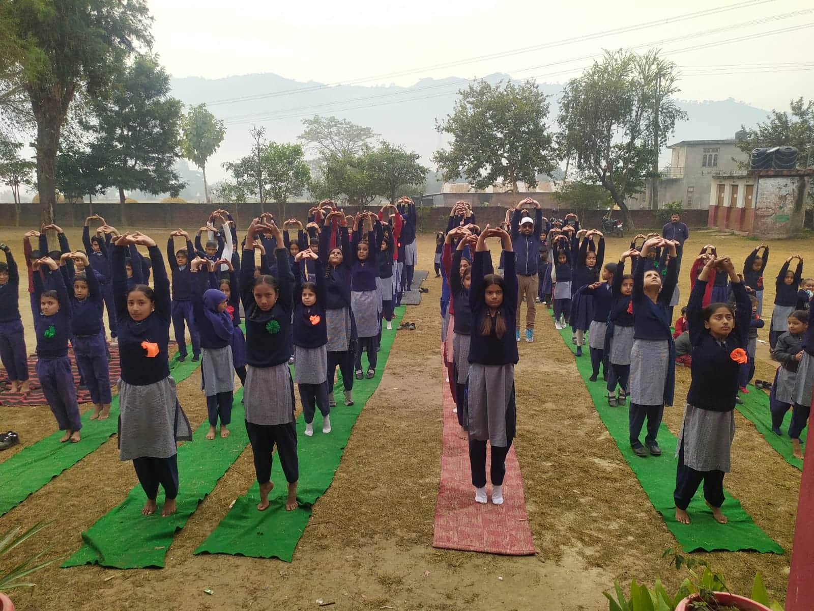 गवर्नमेंट मिडिल स्कूल डडवाड़ा में एकदिवसीय योग शिविर के दौरान योगाभ्यास करते विद्यार्थी। स्रोत 