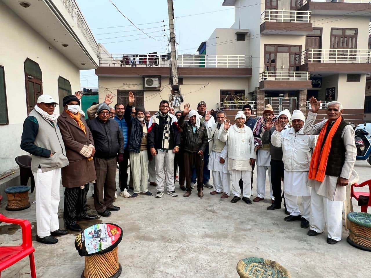 घीसा की ढाणी में बुजुर्गों से बातचीत करते संस्था के पदाधिकारी। स्रोत : संस्था