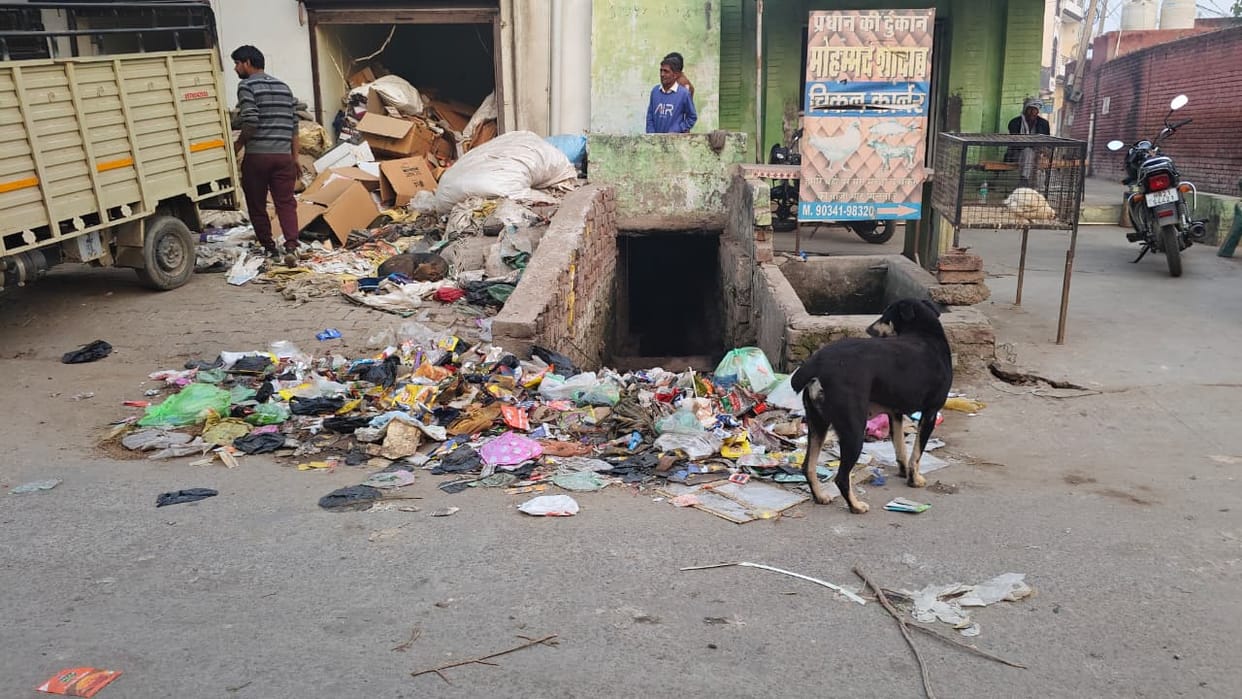 The sanitation workers' strike continues, resulting in piles of garbage in many places